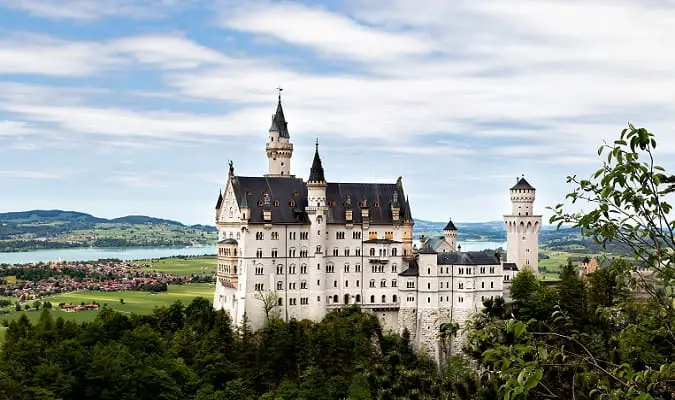 Attractions and destinations around Munich include fairytale  castles, palaces, beautiful lakes, mountains and landscapes.